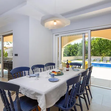 Lovely In Sveti Viddobrinjski With Wifi بيت للعطل