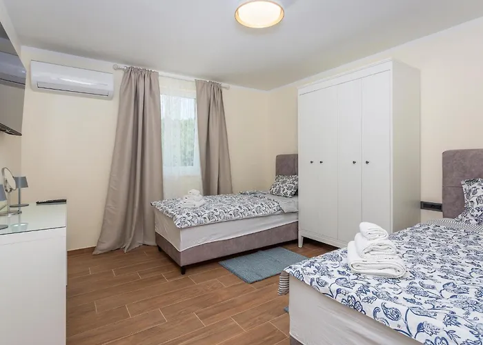 Lovely In Sveti Viddobrinjski With Wifi *